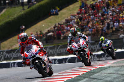 Andrea Dovizioso (4) – auch im Ziel nur 4 sec vor Ducati-Kundenpilot Danilo Petrucci (9)