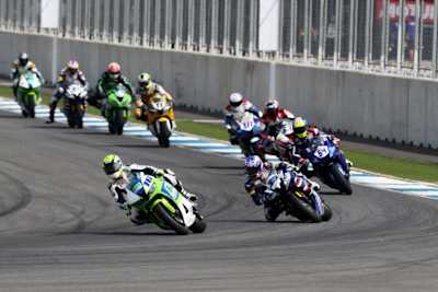 Hier war die Welt noch in Ordnung: Jules Cluzel führt das Rennen der Supersport-WM in Thailand an 