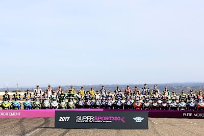 Die Teilnehmer an der Supersport-WM 300 müssen sich in zwei Reihen aufstellen