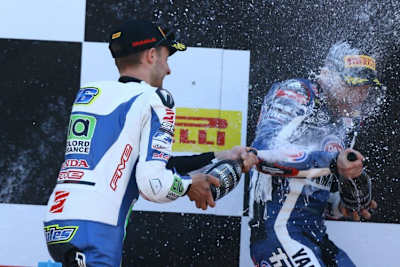 Das Champagner-Duell entschied Jules Cluzel eindeutig zu seinen Gunsten