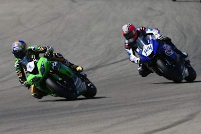 Kenan Sofuoglu (Kawasaki) vor seinem härtesten Rivalen Lucas Mahias (Yamaha)