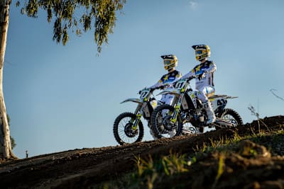 Nach dem Photoshooting im 2020er-Design steht für Jasikonis und Jonass das erste Rennen des Jahres an