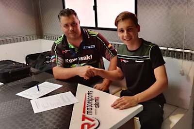 Marvin Siebdraht (re.) unterzeichnet beim Kawasaki Team