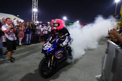 Lucas Mahias steht auf pink