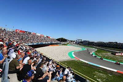 Die Tribünen waren bereits am Samstag in Assen gut besetzt