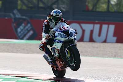 Markus Reiterberger brauste mit einem Wheelie als Sieger über die Ziellinie