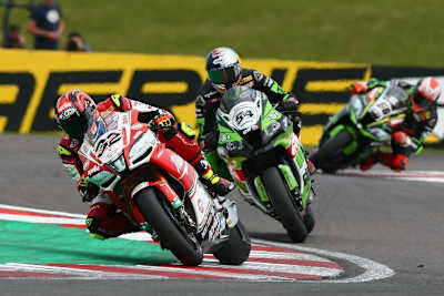 Lorenzo Savadori vor den beiden Kawasaki-Piloten Razgatlioglu und Sykes