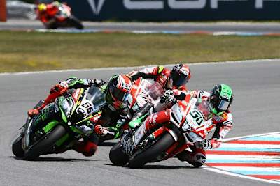 Eugene Laverty und Lorenzo Savadori nahmen zeitweise Kawasaki-Pilot Tom Sykes ins Sandwich