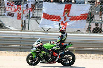 Jonathan Rea bedankt sich bei den mitgereisten nordirischen Fans 