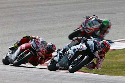 Loris Baz hielt die Aprilia von Eugene Laverty (50) bis ins Ziel hinter sich