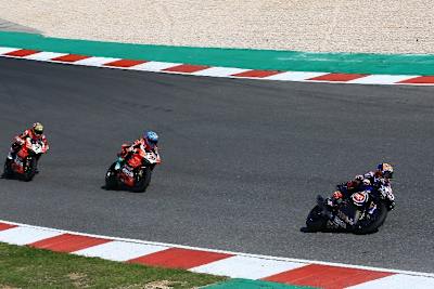 Das Überholmanöver im zweiten Superbike-Lauf: Michael van der Mark (Yamaha) vorbei an Davies und Melandri