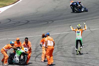 Jules Cluzel schimpft hinter dem weitergefahrenen Sandro Cortese hinterher