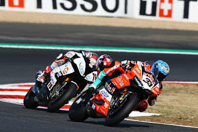 Marco Melandri hatte Mühe, die BMW von Loris Baz hinter sich zu lassen