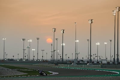Ein Wald aus Flutlichtmasten macht in Katar die Nacht zum Tage