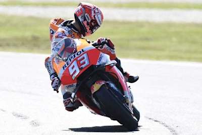 Marc Márquez überprüft sein beschädigtes Bike