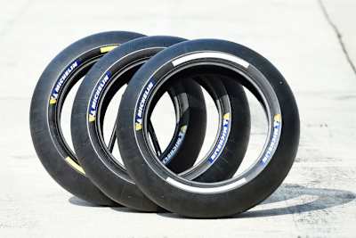 Die Slick-Reifen in den Mischungen Soft (weiß markiert), Medium und Hard (gelb markiert)