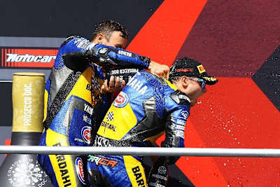 Randy Krummenacher (2.) duscht seinen Teamkollegen Federico Caricasulo ab 