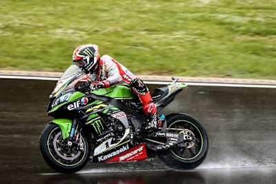 Jonathan Rea fuhr im nassen Warm-up überlegen Bestzeit