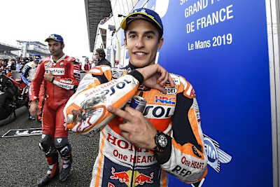 Pole-Setter Marc Márquez zeigt die Sturzspuren