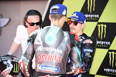 Kein harmloser Zwischenfall: Quartararo (vorne) klärt die Situation am Ende von Q2 direkt mit Vinales (rechts).