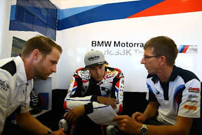 Markus Reiterberger gemeinsam mit seinem Team auf Ursachenforschung