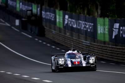 Nach 2,5 Stunden in Le Mans vorn: Der Porsche 919 Hybrid von Timo Bernhard, Mark Webber und Brendon Hartley