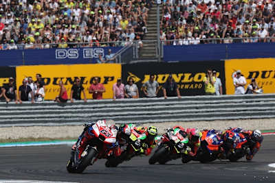 Pecco Bagnaia vor den Werks-Aprilia und den Tech3-Jungs