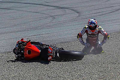 Ducati und Álvaro Bautista am Boden