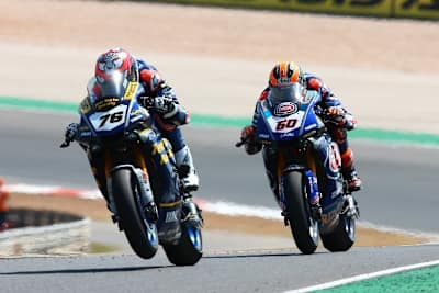 Loris Baz vor Werkspilot Michael van der Mark