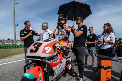 Lukas Tulovic bereitet sich auf den Start vor, links von ihm Jochen Kiefer im Interview mit Alex Hofmann