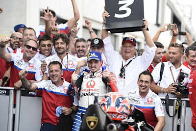 Die Pramac-Ducati-Crew feiert den dritten Platz von Jack Miller (Campinoti hält die Tafel)