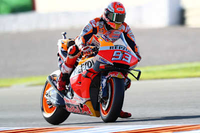 Marc Márquez betätigt die Vorderradbremse mit dem Zeigefinger