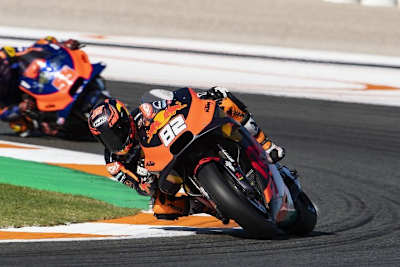 Mika Kallio, im Hintergrund Hafizh Syahrin