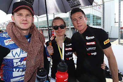 Danny Webb (li) wird bei seinem WM-Comeback von James Toseland unterstützt (re)