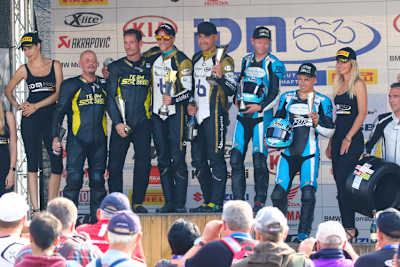 Das Siegerpodium der Sidecars in Zolder nach dem Rennen 2 