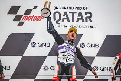 Albert Arenas feiert auf dem Siegerpodest