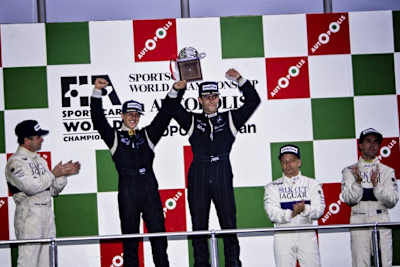 Autopolis 1991: Karl Wendlinger (M. re.) gemeinsam mit Michael Schumacher (M. li.)  beim einzigen Sieg des Mercedes C291