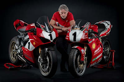 Carl Fogarty wird die Ehre zuteil, die Ducati Panigale V4 25°Anniversarion 916 zu enthüllen