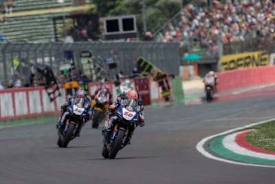 Immer häufiger zu sehen: Michael van der Mark vor seinem Yamaha-Kollegen Alex Lowes