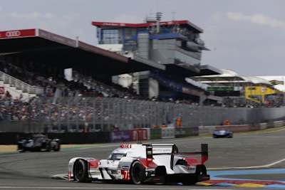 Audi führt in Le Mans nach harten Kampf mit Porsche