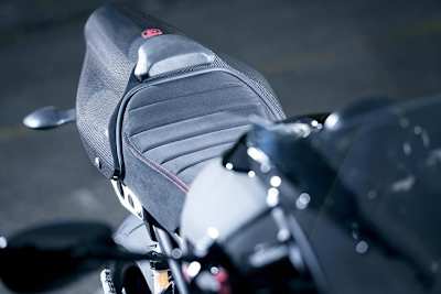 Aufwändig gefertigte Sitzbank aus Wildleder mit roten Nähten