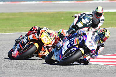Karel Abraham (17) in Misano vor De Angelis (17) und Michael Laverty (70)