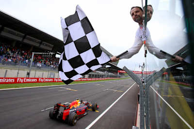 Der Burgenländer Michael Kogelmann, hatte im Rahmen einer Fan-Aktion die Ehre, das Rennen am Zielturm mit der «Chequered Flag» zu beenden
