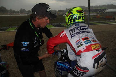 Jan Postema erklärt einem Nachwuchsfahrer die richtige Stehposition und die Wichtigkeit nach aussen gestellter Ellenbogen