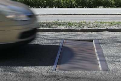 Actibump: 60 mm hohe Metallkante gegen so genannte Raser - an Zweiradfahrer wurde nicht gedacht 