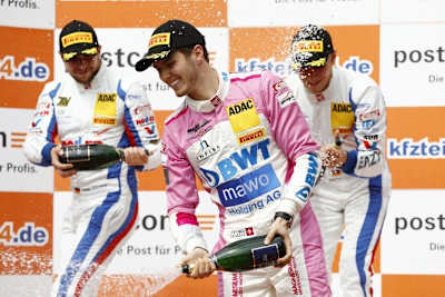 Jeffrey Schmidt konnte beim Sieg im ADAC GT Masters in Most richtig jubeln