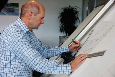 Adrian Newey bei der Arbeit an einem seiner Renner