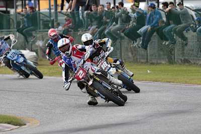 Adrien Chareyre vor Lukas Höllbacher