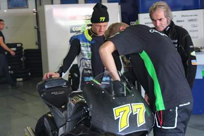 Domi Aegerter mit seiner Kalex, rechts Crew-Chief Gilles Bigot