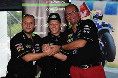 Dominique Aegerter (Mitte) ist sich mit dem Team Technomag CarXpert einig